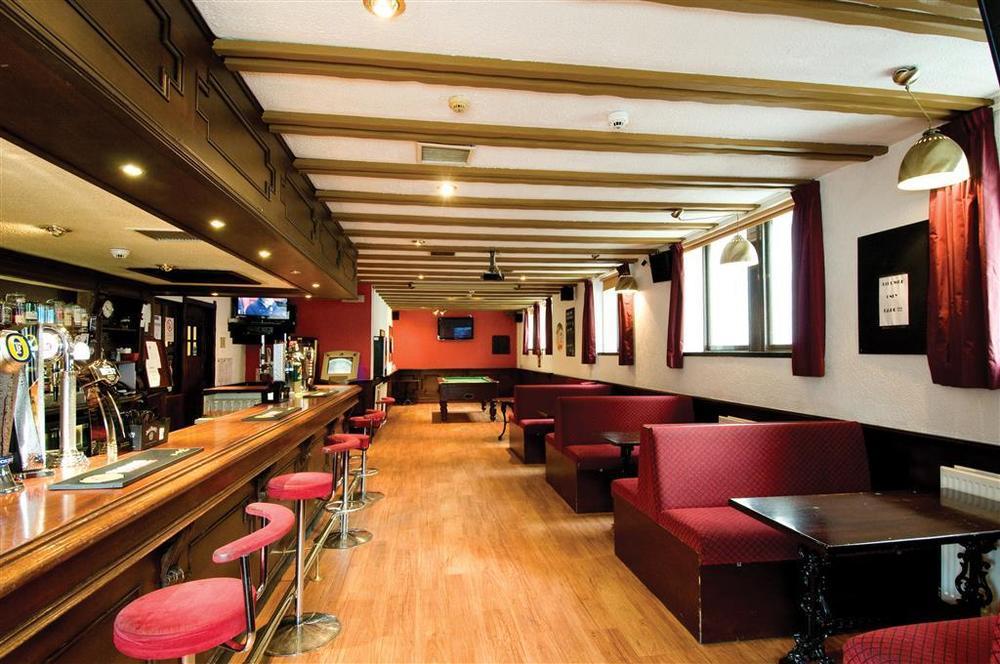 Burnett Arms Hotel 3*